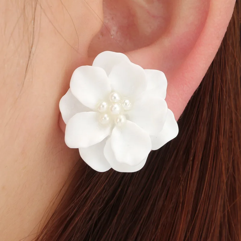 

Trendy White Camellia Stud Earrings for Women Simulated Pearl Acrylic Flower Earrings Wedding Party Elegant Jewelry as Gift