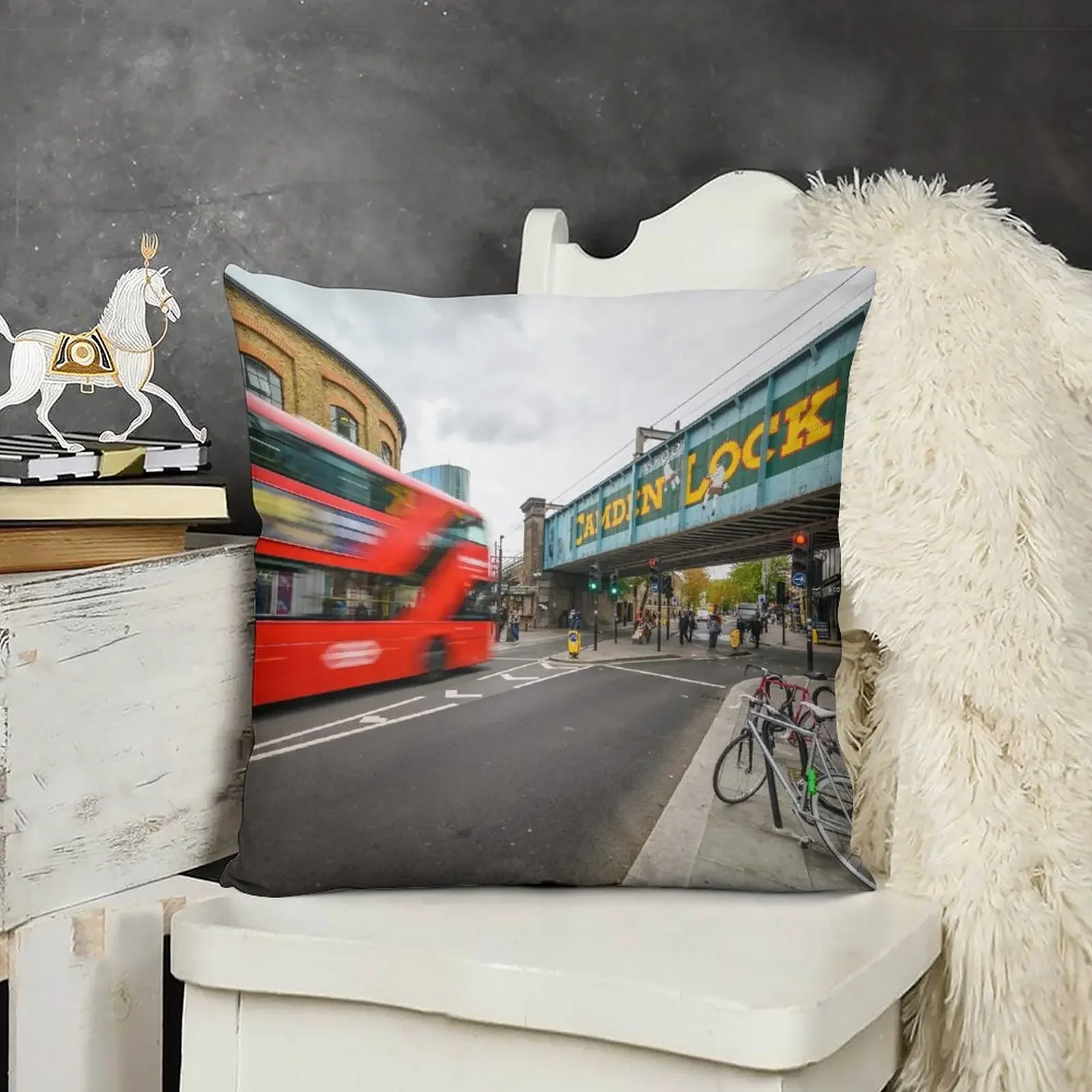 Красный Лондонский двухэтажный автобус перед мостом Camden Lock декоративная подушка