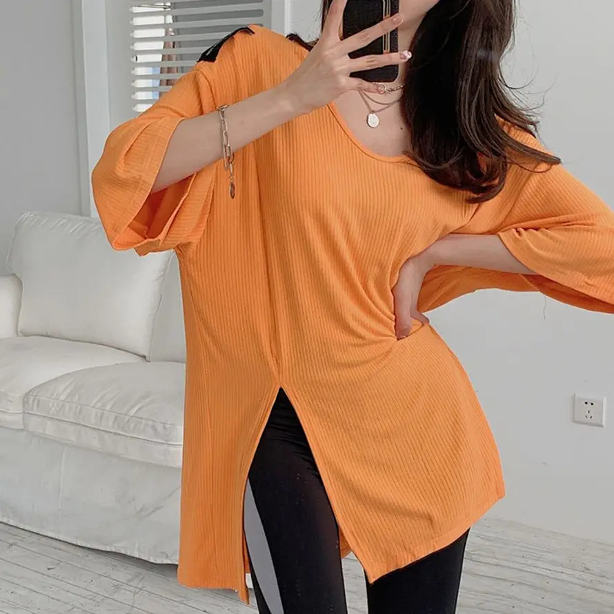 

Женские футболки PLAMTEE с разрезом в гонконгском стиле, Лидер продаж, новинка 2022, однотонные хлопковые универсальные повседневные летние футб...