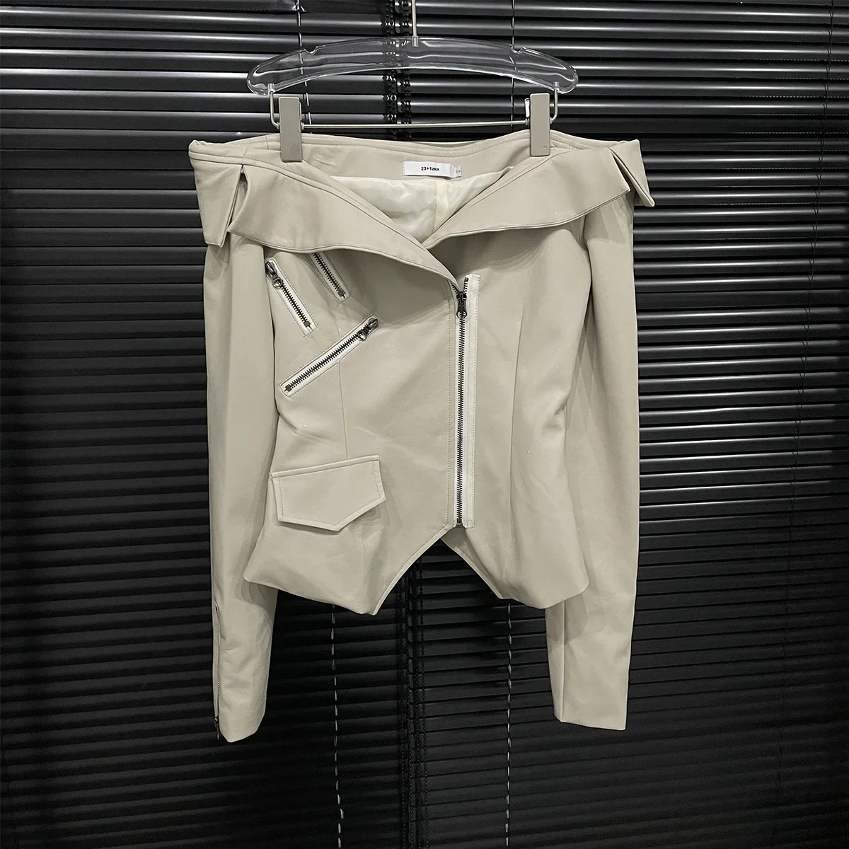 2024 измельченная кожаная куртка с открытыми плечами женская ниша в американском