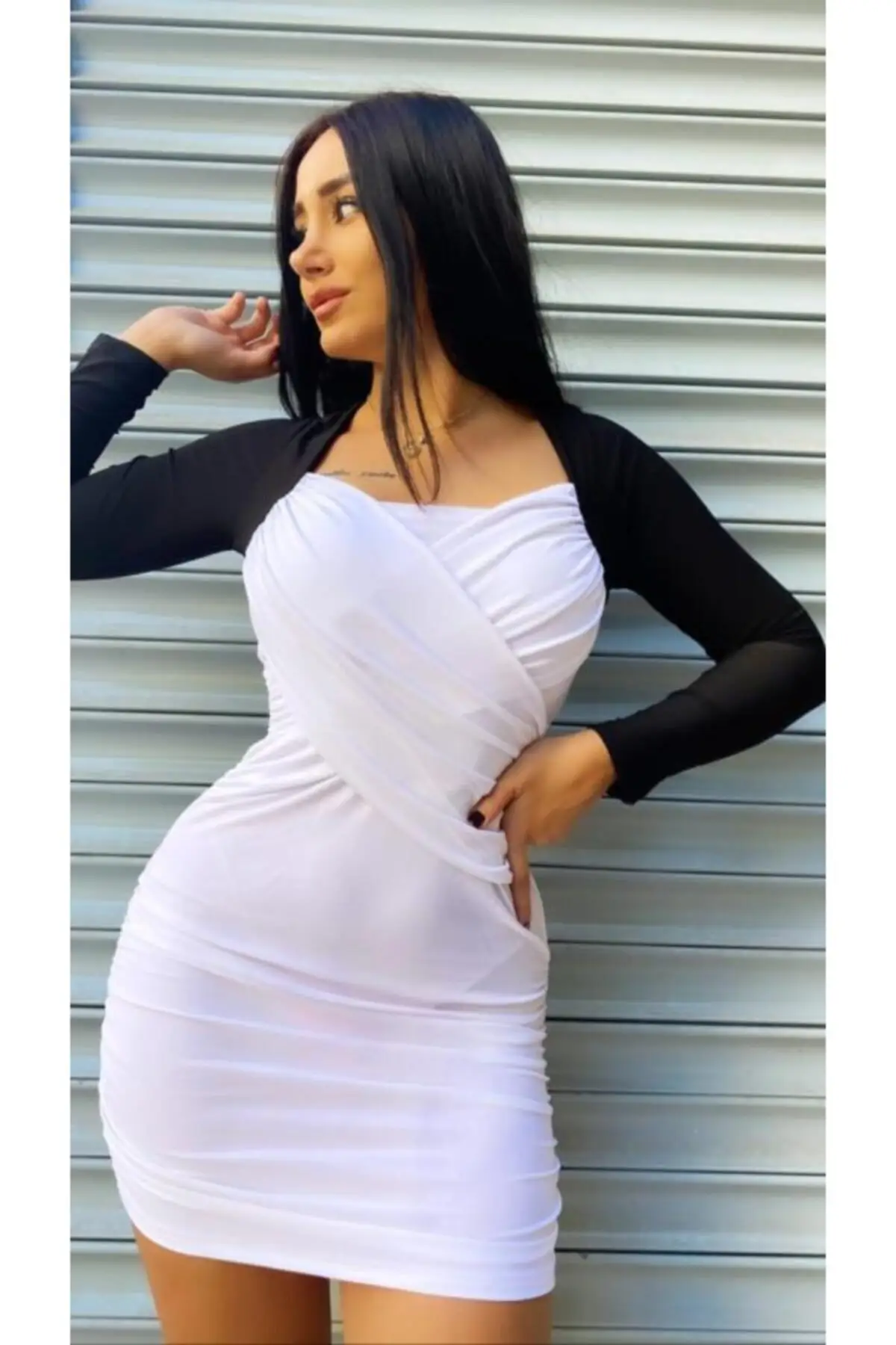 

Женское белое платье с длинным рукавом