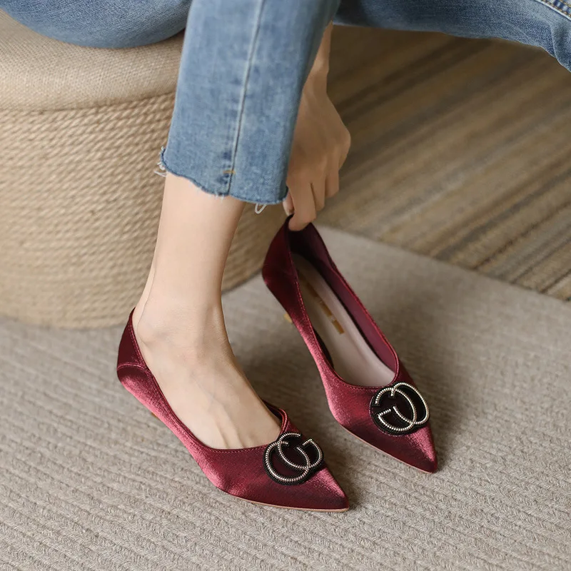 

Туфли-лодочки женские атласные, заостренный носок, с надписью, низкий каблук, свадебная обувь, красные, 5 см, 39, 40