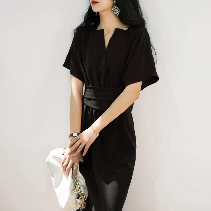 Женское длинное платье с разрезом черное облегающее в стиле ретро