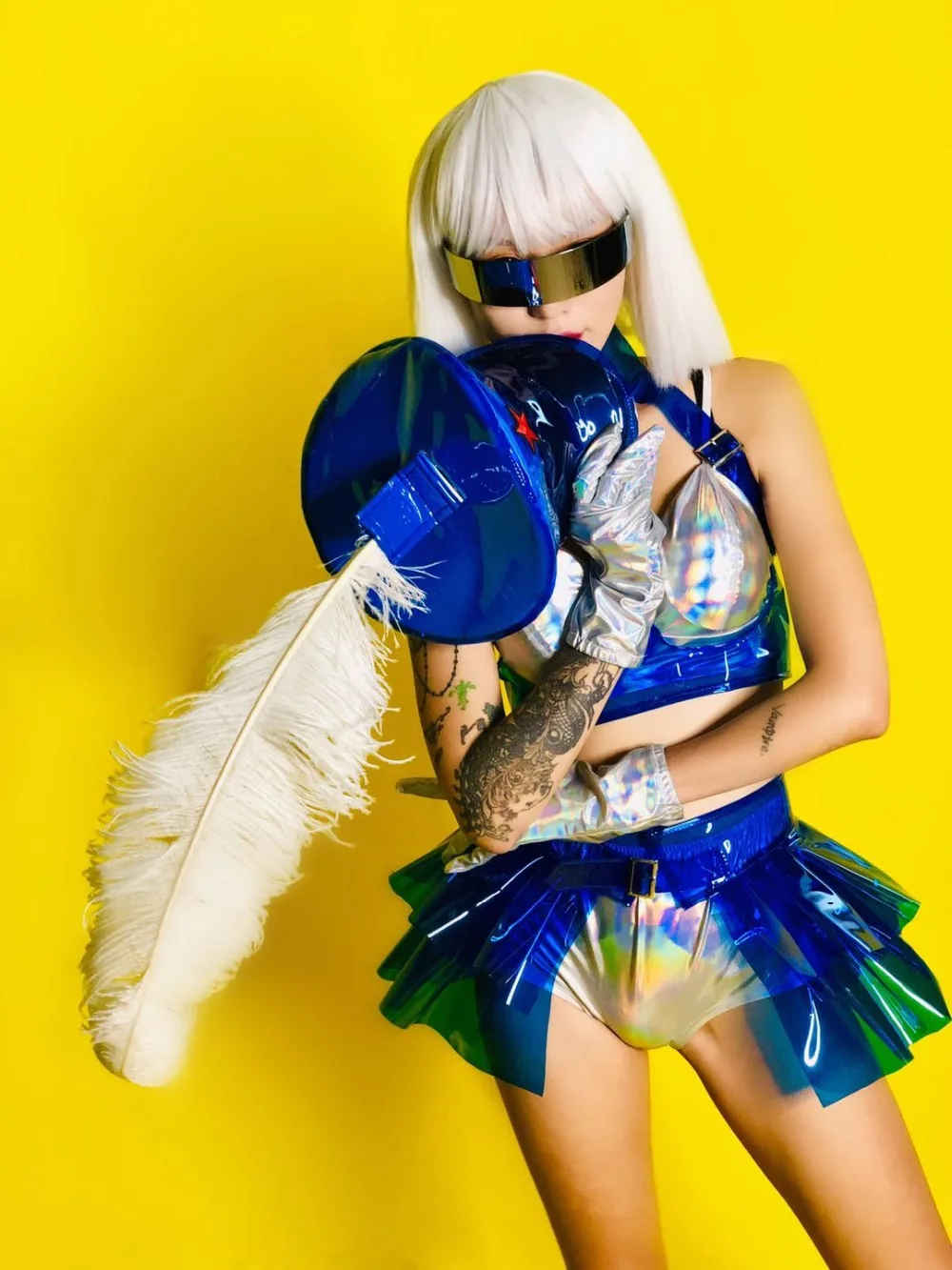 

Женский комплект бикини с юбкой и шапкой с перьями