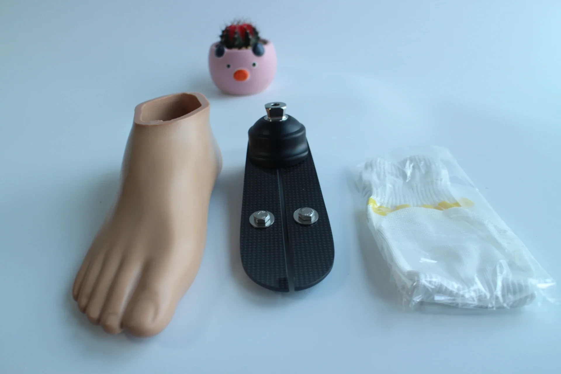 y ze sztucznymi kończynami z włókna węglowego Producent protez stóp o niskiej kostce