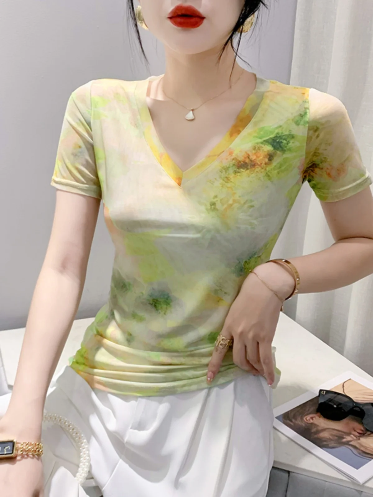 Женская футболка с коротким рукавом V-образным вырезом и принтом