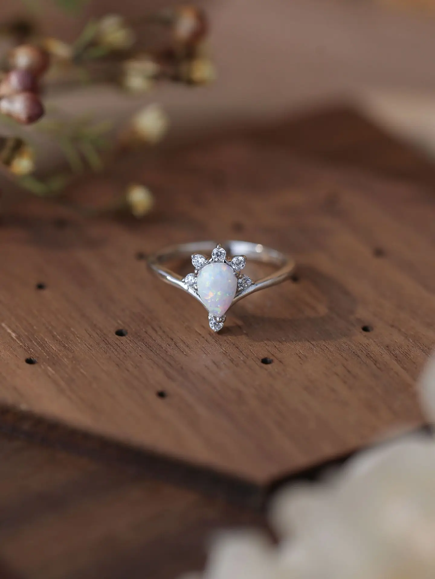 

Женское кольцо из серебра 2023 пробы с натуральным Цирконом
