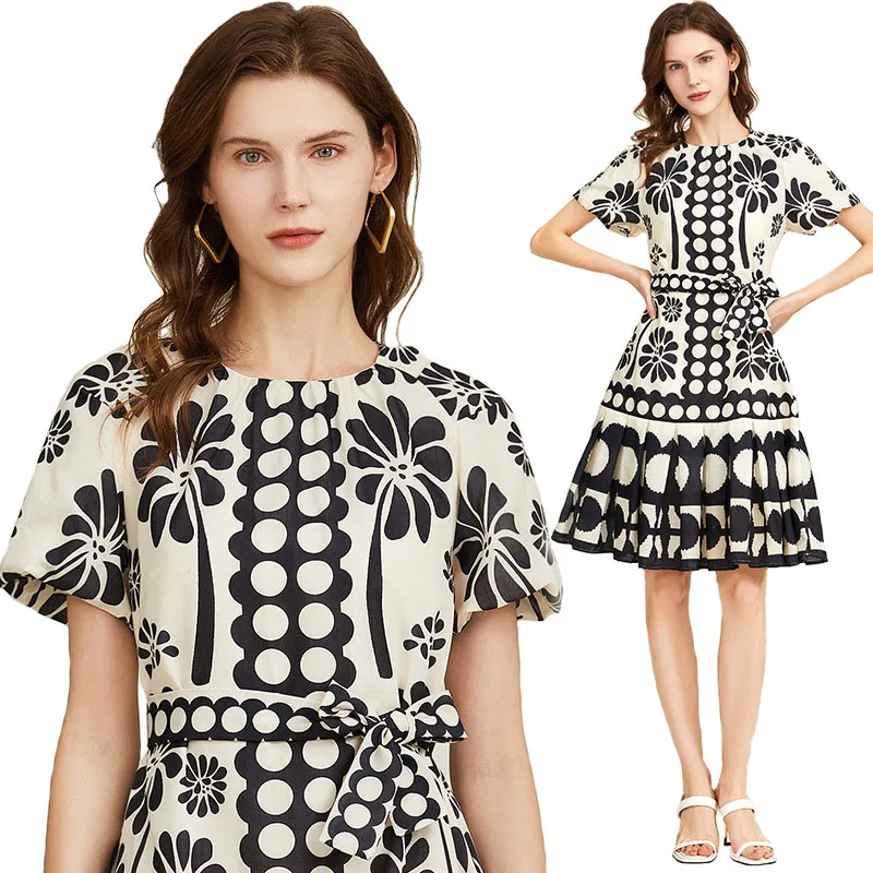 Женское платье плиссированное с пышными рукавами и поясом на шнуровке