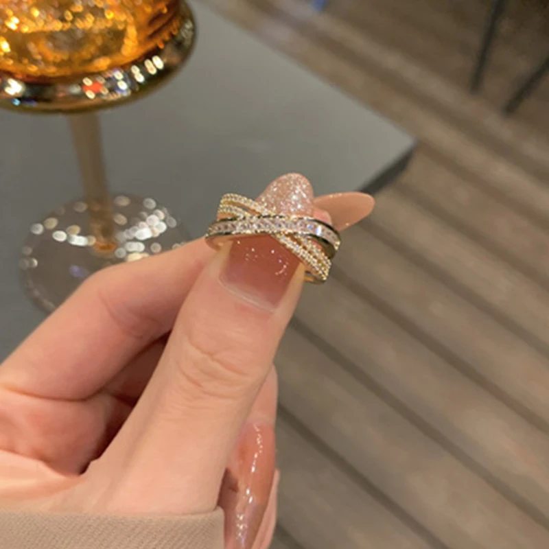 Женское Открытое кольцо с квадратным фианитом золотистое простое обручальное