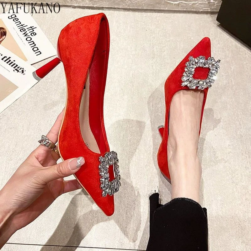

Женские замшевые туфли Стразы, красные туфли-лодочки с квадратной пряжкой и острым носком, на высоком каблуке-шпильке, Рабочая обувь с закры...