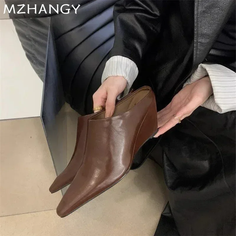 Тапочки на платформе с острым носком кожаная модная обувь танкетке женские