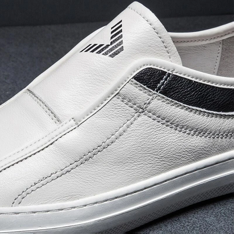 Мужские кроссовки на массивной вулканизированной подошве с ремешком и пряжкой |