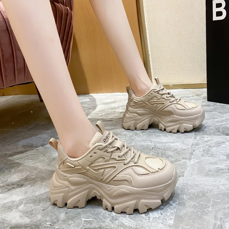 

Женские кроссовки на шнуровке спереди, с круглым носком и толстой подошвой