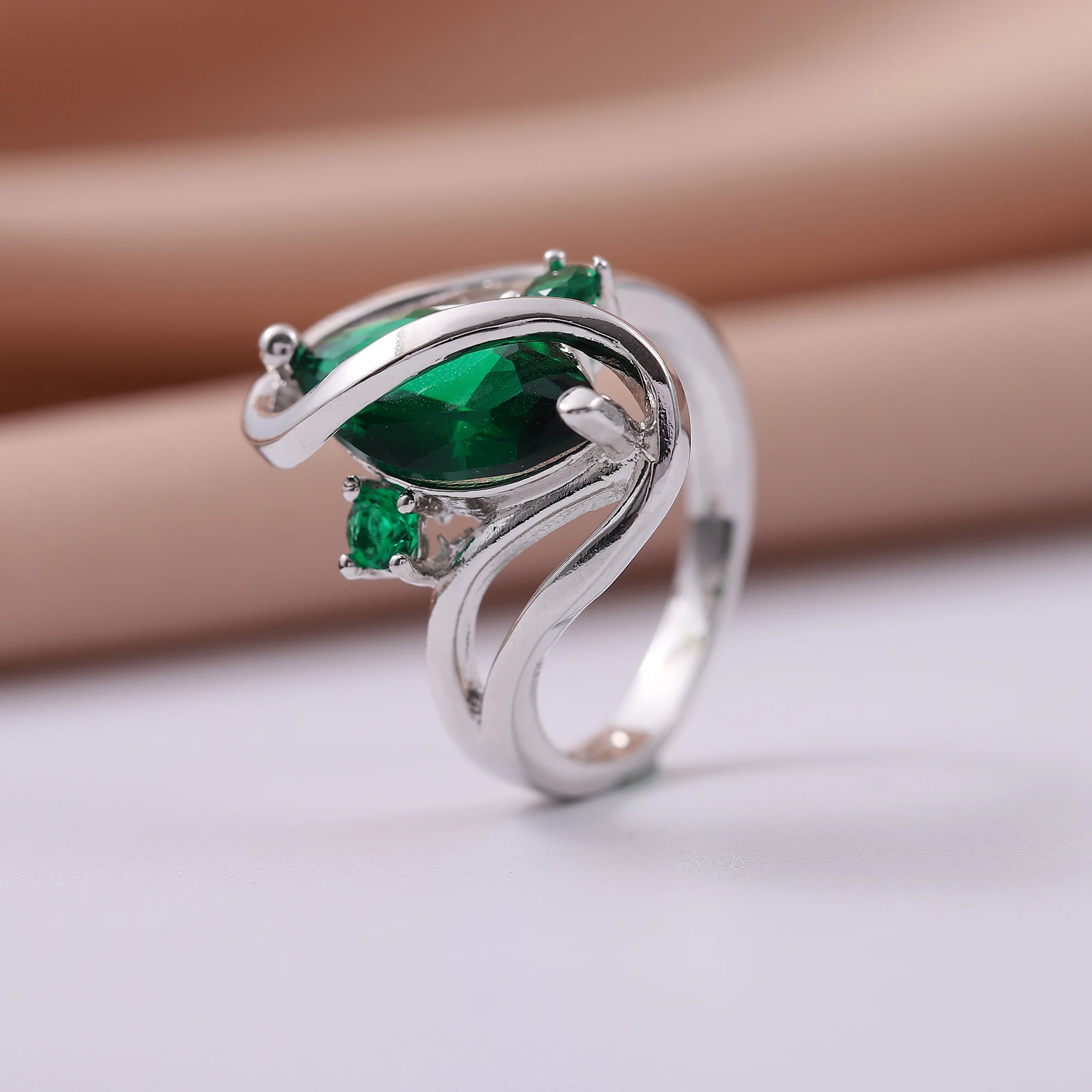 

UFOORO Charming Engagement Ring Vintage Wedding Band Rainbow Pink Green Oval Cubic Zircon Finger Rings For Women Gift Jewelry