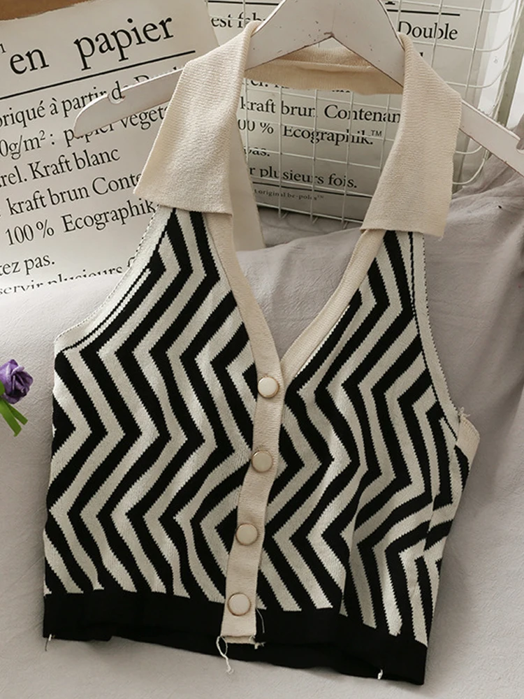 Женский трикотажный топ-поло с открытой спиной и пуговицами |