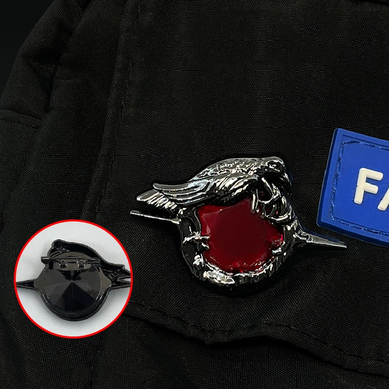 Брошь для косплея Любовь и глубокий косплей Силус унисекс значок с красным