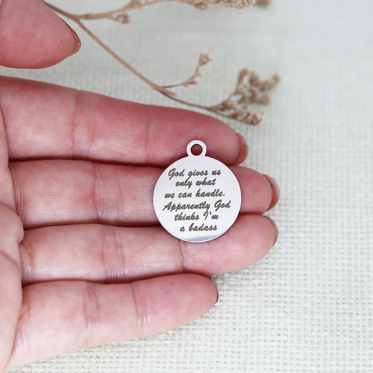 

3 шт., Бог дарит нам только то, что мы можем обработать, очевидно, что Бог думает, что я плохой лазер, гравировка, очарование из нержавеющей стали ручной работы DIY