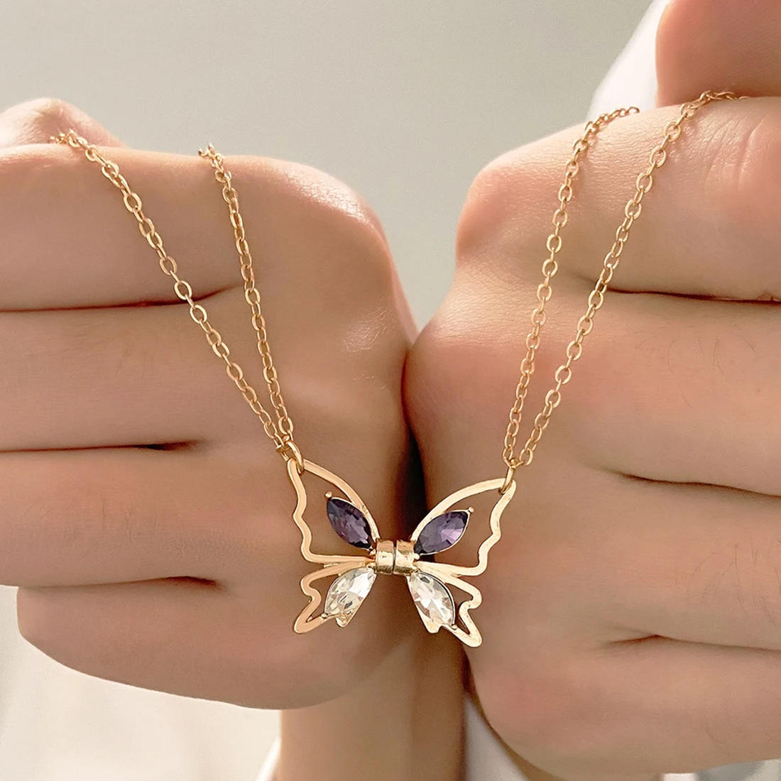 

Exquisite Zircon Hollow Butterfly Couple Necklace For Women Elegant Magnetic Insect Pendant Clavicle Chain Wedding Engagement