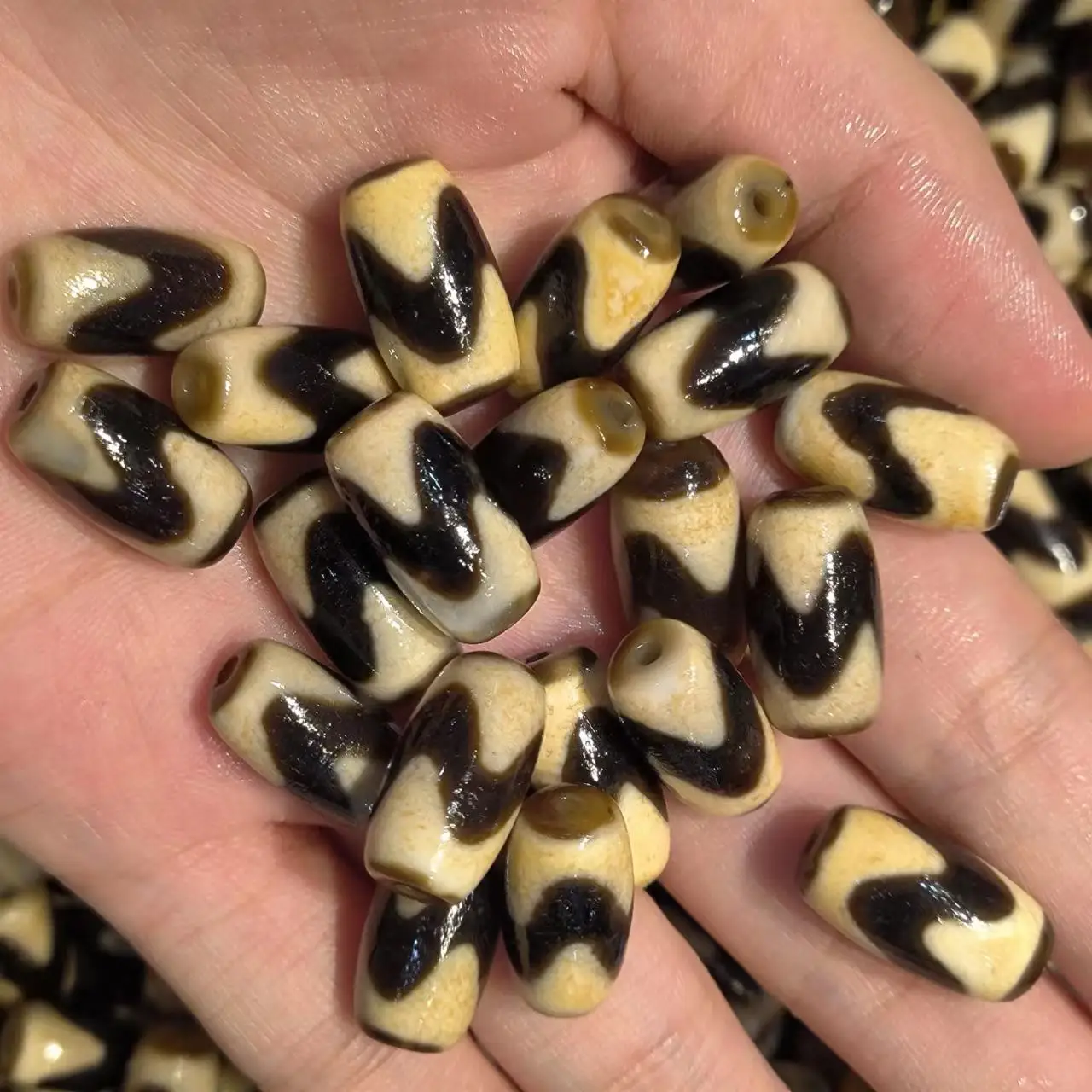 1pcs/lot natural tiger tooth old agate dzi tooth yellow retro ethnic style weathered Horseshoe accessories gem jewelry amulet
1pcs/lot natural tiger tooth old agate dzi tooth yellow retro ethnic style weathered Horseshoe accessories gem jewelry amulet