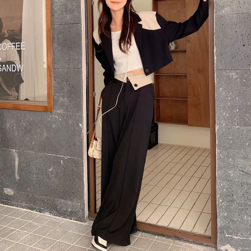 

Костюм-двойка женский из укороченного пиджака и брюк с длинным рукавом