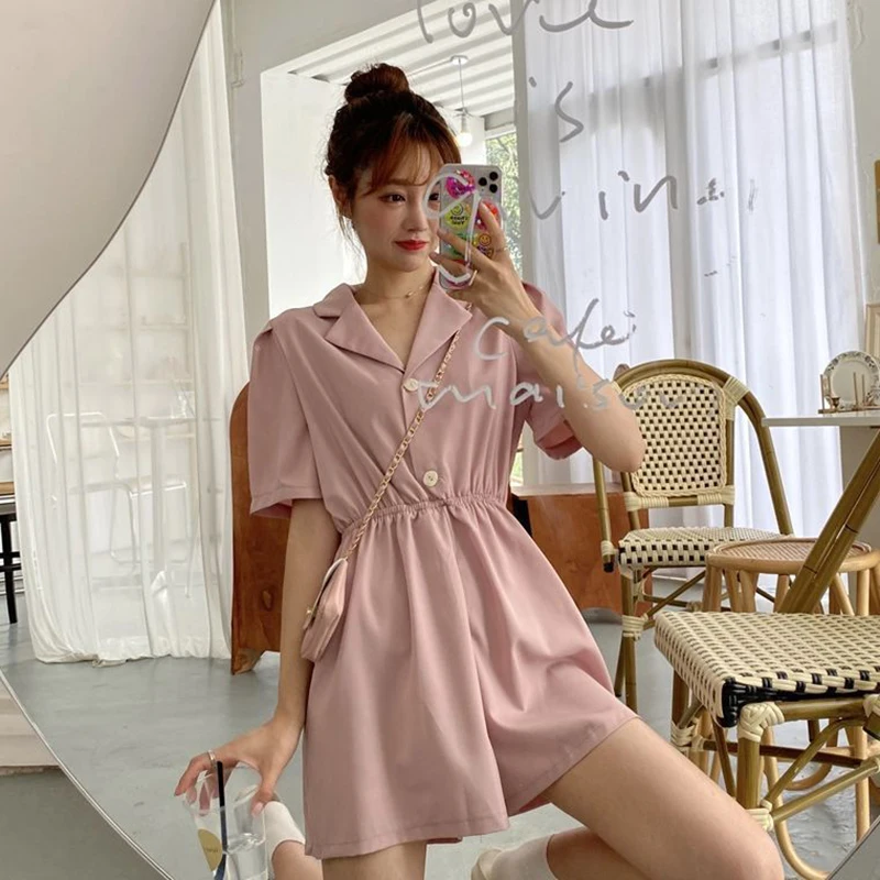 

Женский комбинезон с отложным воротником и коротким рукавом