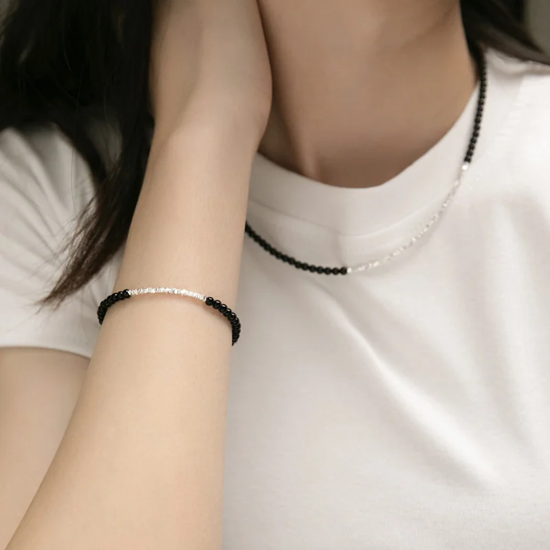 Браслет из серебра 925 пробы с изгибами и подвесками