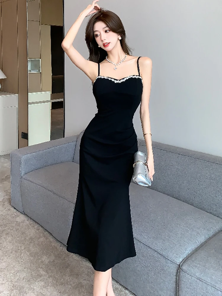 Черное элегантное шикарное пикантное длинное платье на бретельках с