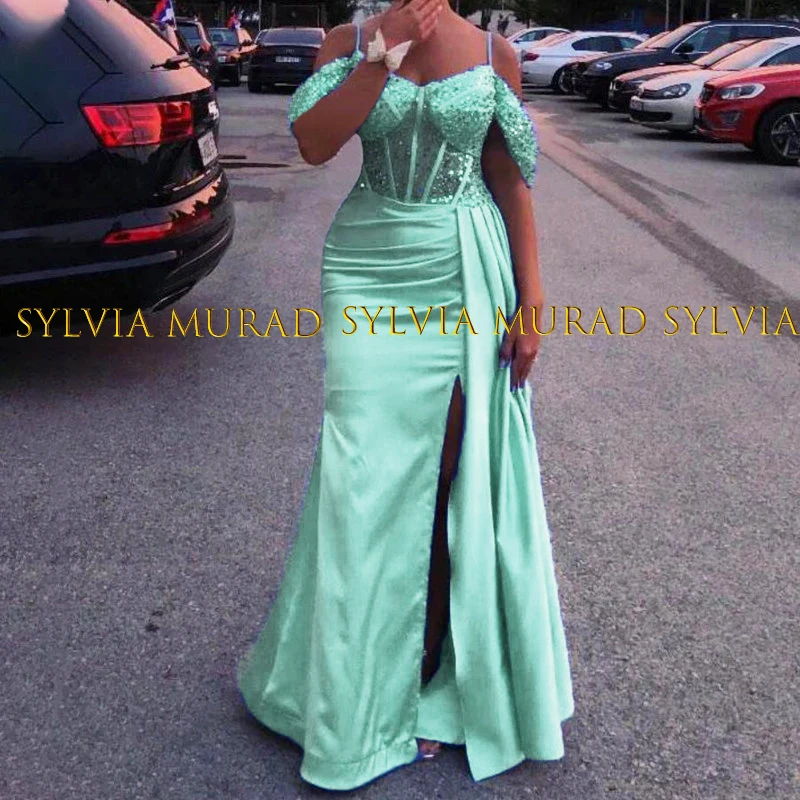 

Женское длинное вечернее платье с юбкой годе, блестками и открытыми плечами