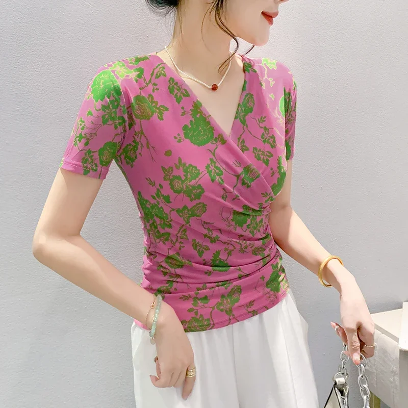 Женская футболка с коротким рукавом V-образным вырезом и принтом