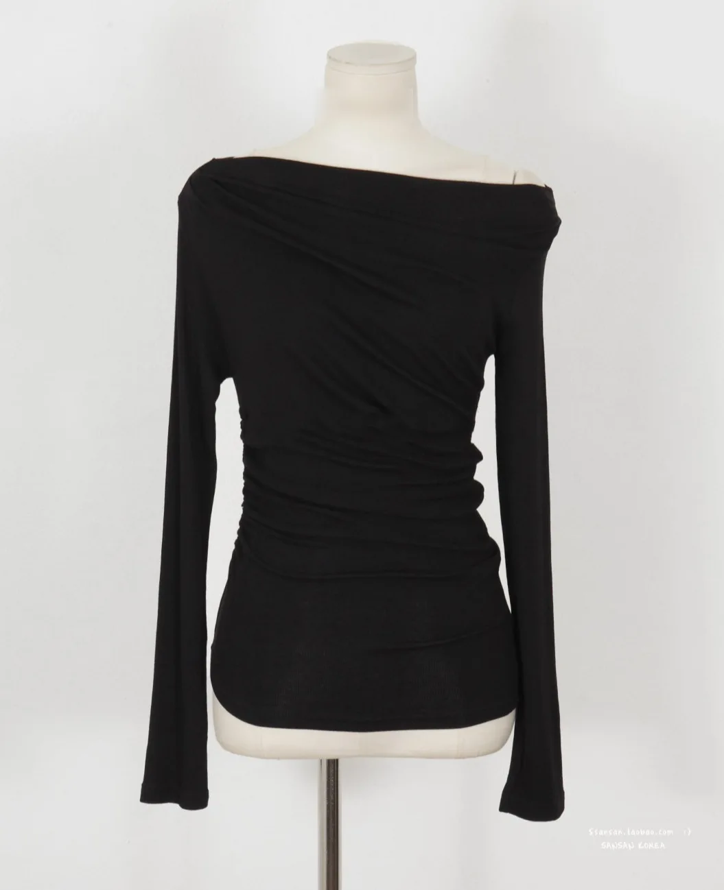 Корейская осенняя версия 2024 новая футболка с косым воротником и открытыми