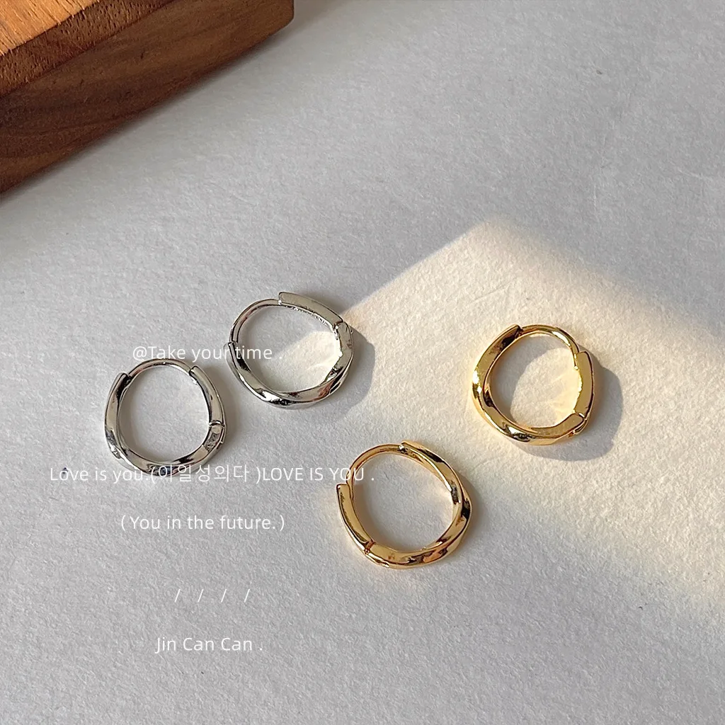 

Minimalism ~ Electroplated 14K Round Circle Twist Earrings Simple and Versatile Temperament Daily Commuter Earrings