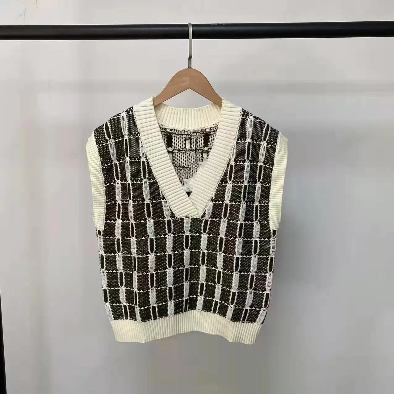 

2022 Spring and Summer New Elegant and Comfortable Wool Coarse Count Long Staple Cotton V-neck Sleeveless Sweater