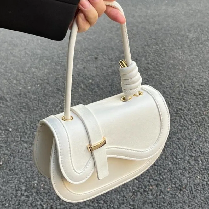 

Женская сумка на плечо с магнитной застежкой