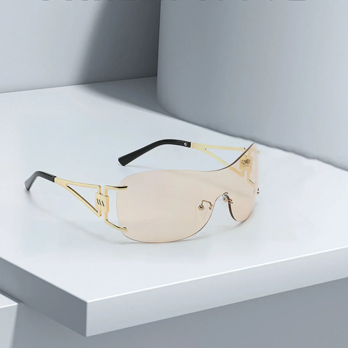 Модные солнцезащитные очки с золотой каймой и градиентными зелеными линзами