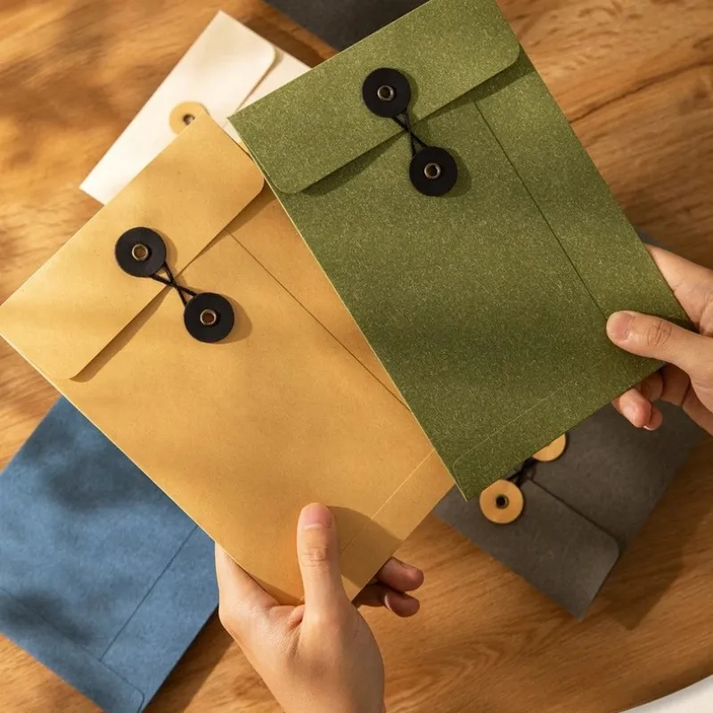 Конверт из крафтовой бумаги с пуговицами и завязками для хранения билетов