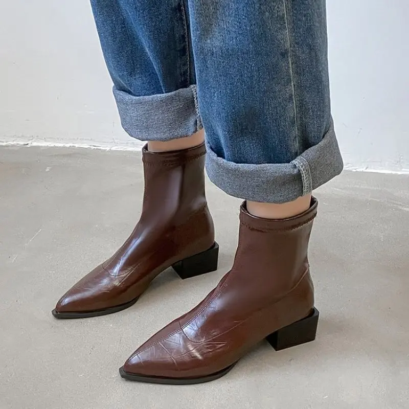 Женские ботильоны с острым носком серебристые полусапожки на плоской подошве