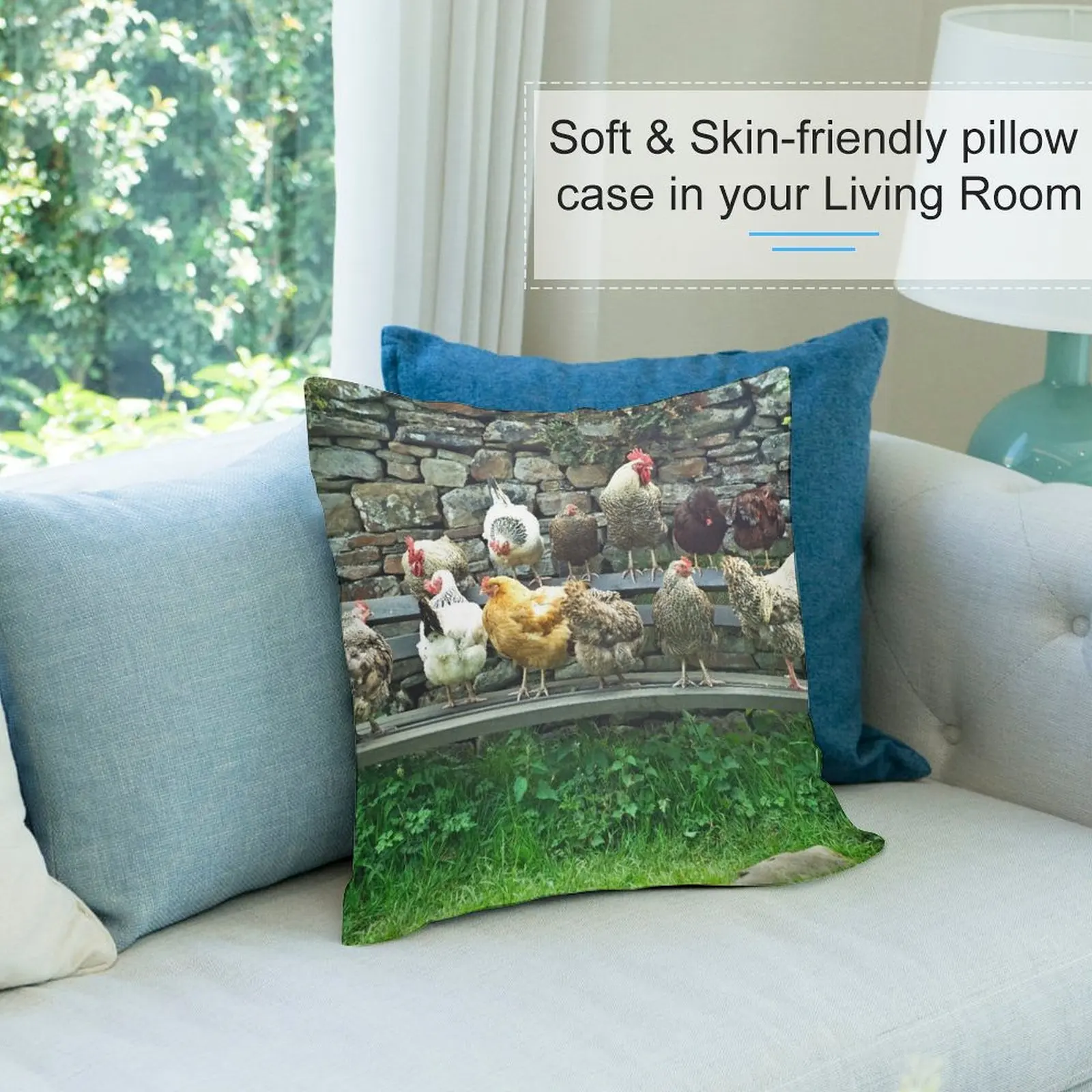 Куры на скамейке почти ожидаются для того же автобуса? Декоративная подушка