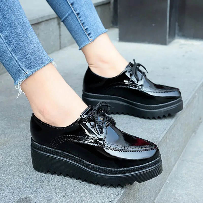 

2022 Women Oxford Shoes Lace Up Platform Shoes Black Patent Leather Casual Shoes Thick Sole Fretwork Brogue Shoes Ladies Wedges