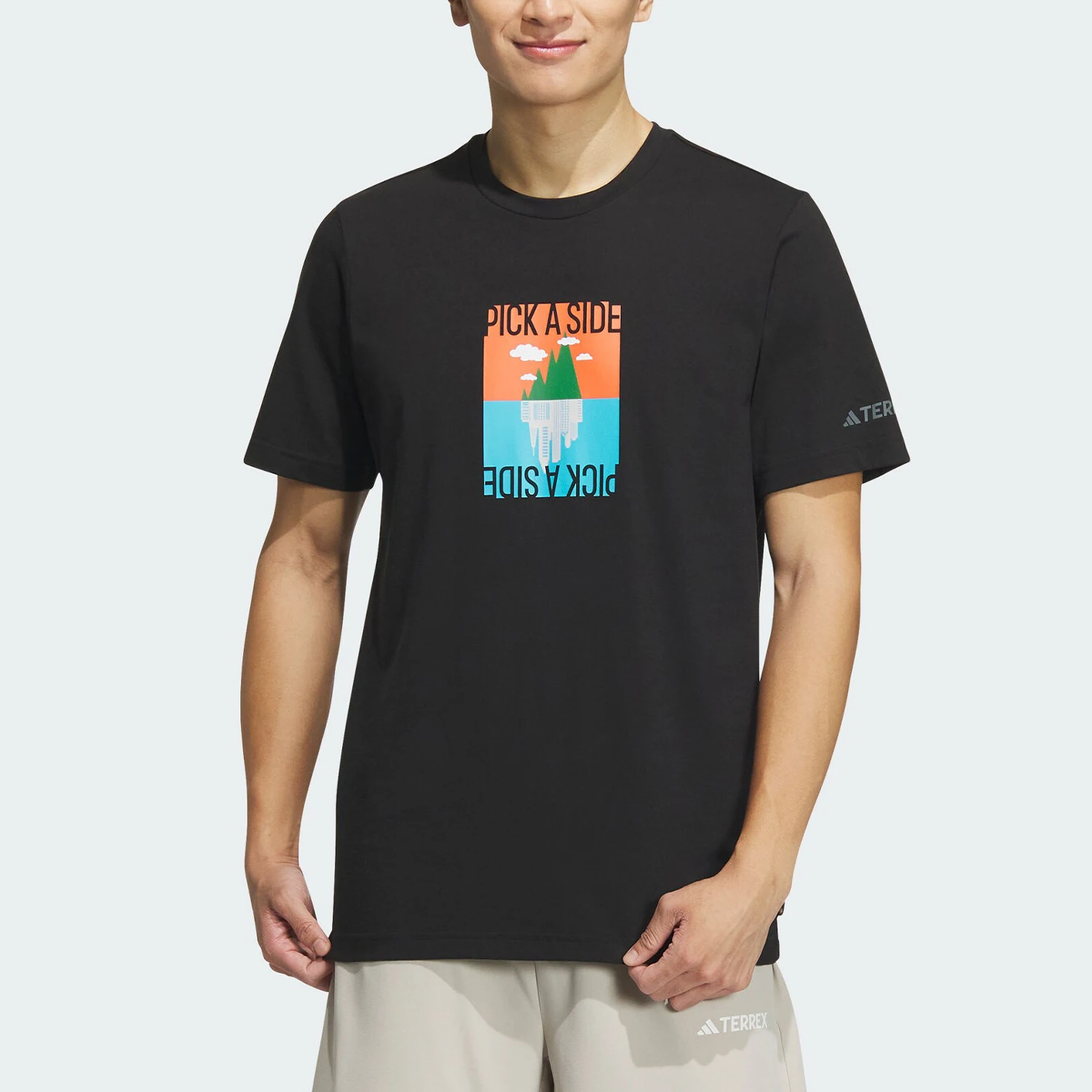 Фото Оригинальная мужская футболка Adidas GFX SS TEE 180 для занятий спортом на открытом воздухе, модель IS0274. №1