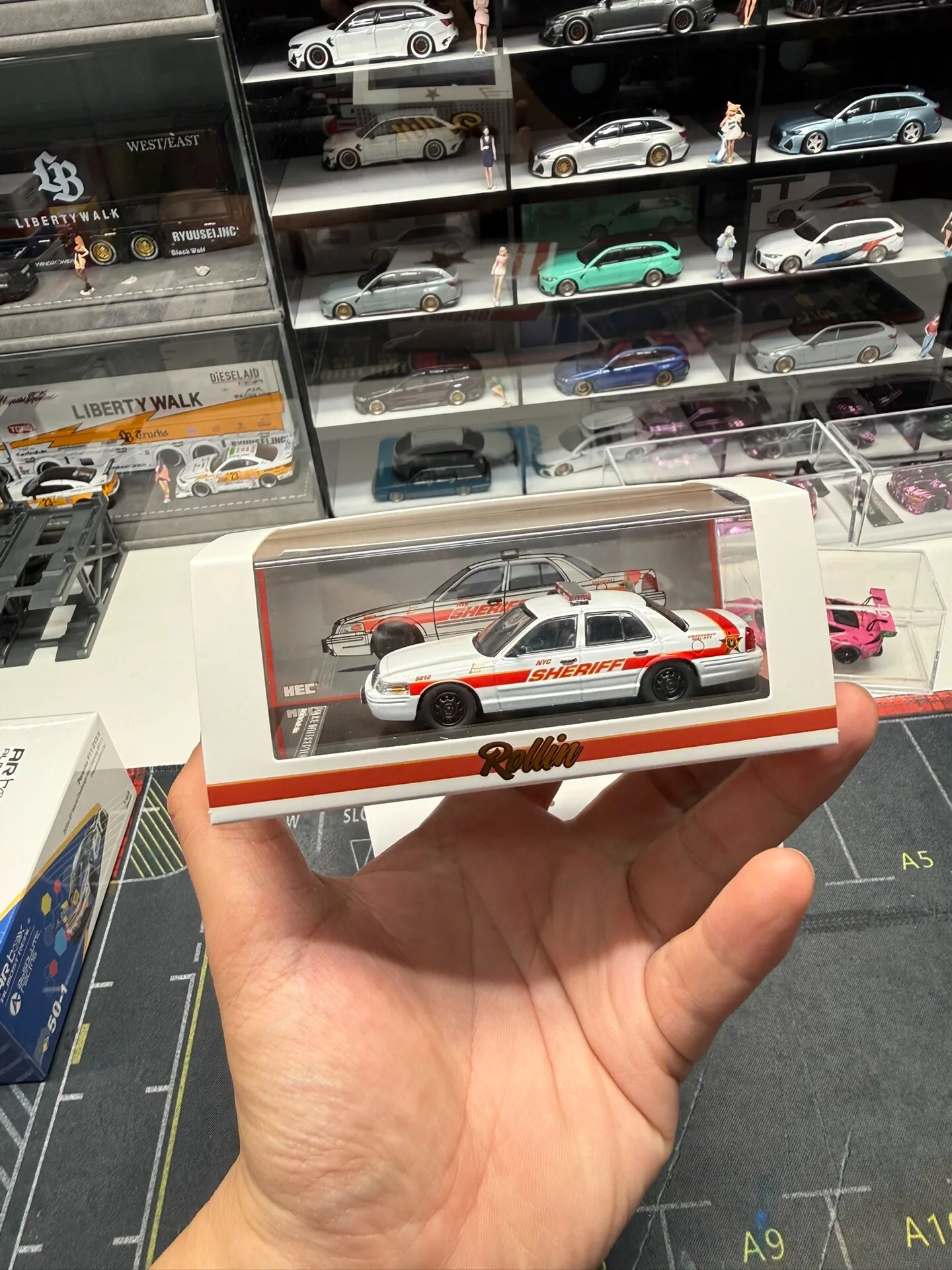 Фото Металлическая модель полицейского автомобиля Ford Crown, масштаб 1:64, серия Diecast Rollin, полиция Нью-Йорка №1