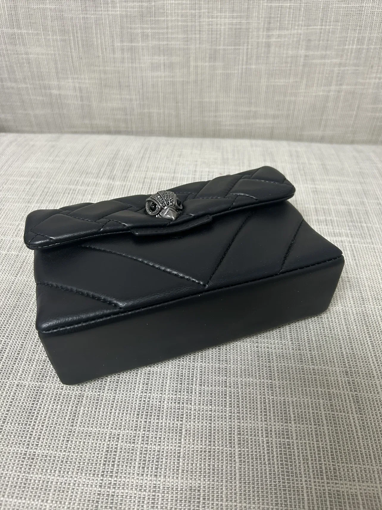 Сумка кросс-боди женская из натуральной кожи с цепочками