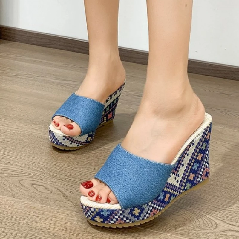 Шлепанцы женские на танкетке винтажные сандалии с открытым носком цветочным