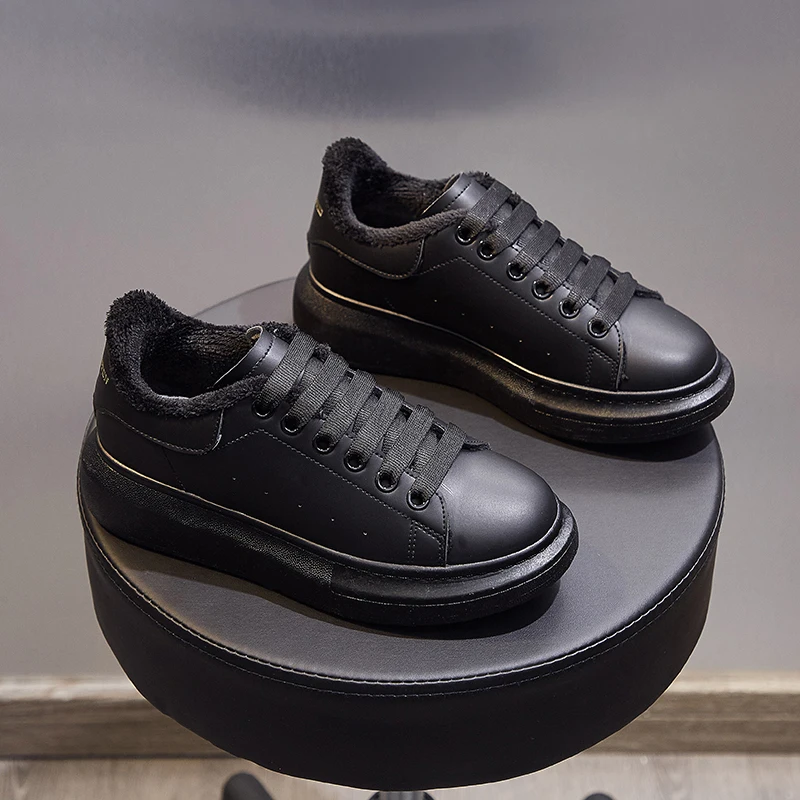 Женские кроссовки на массивной вулканизированной подошве черные белого цвета