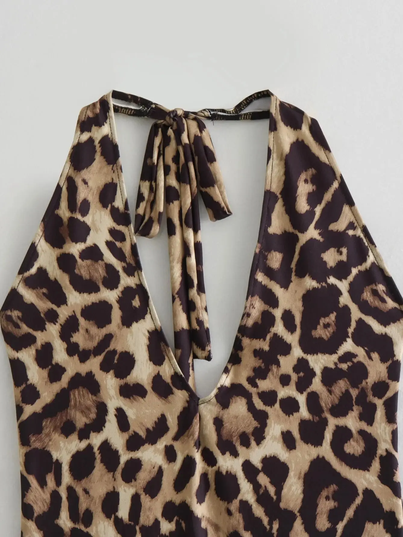 Женское боди с V-образным вырезом открытой спиной и принтом животных