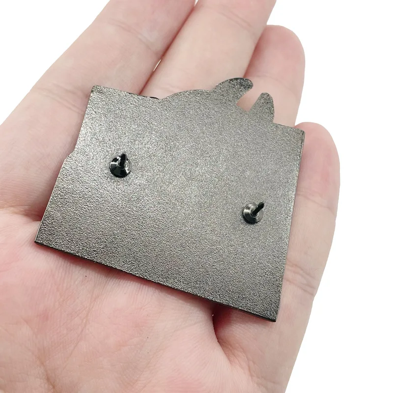 Эмалированные значки с бензопилой для мужчин и женщин Значки одежды заколки