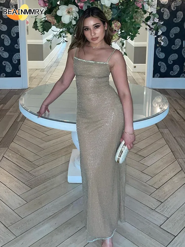 Элегантное облегающее длинное платье на бретельках с блестящими пайетками