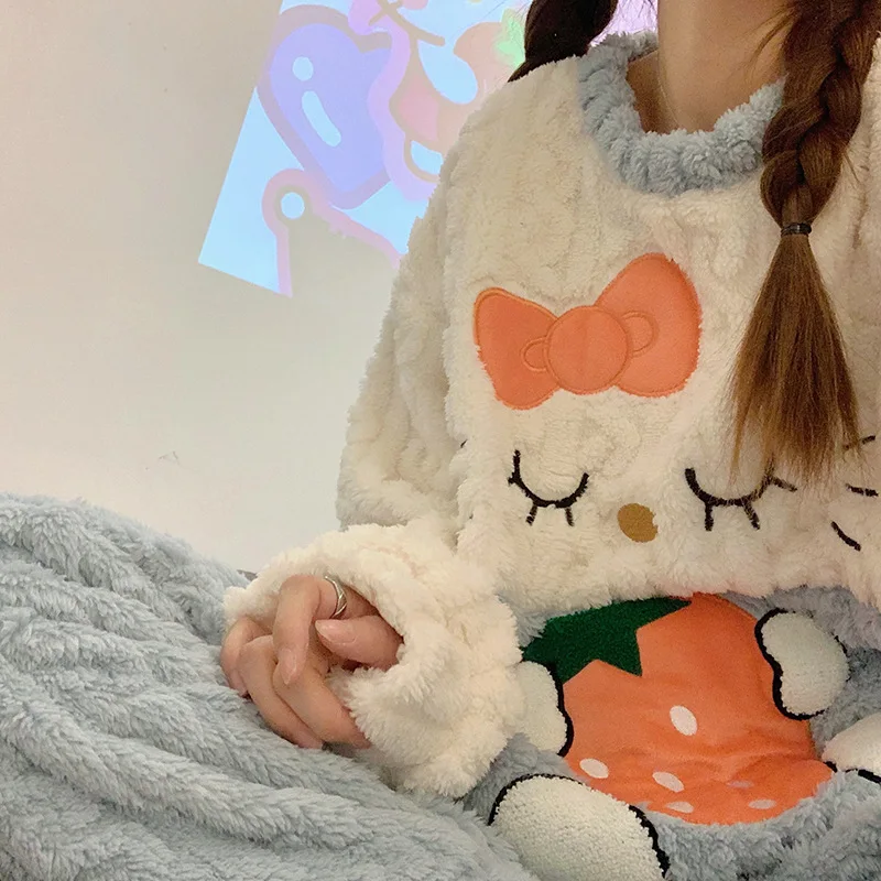 

Новинка, Милая зимняя хлопковая Домашняя одежда Hello Kitty с длинным рукавом и клубничным рисунком, рождественский подарок для девушек