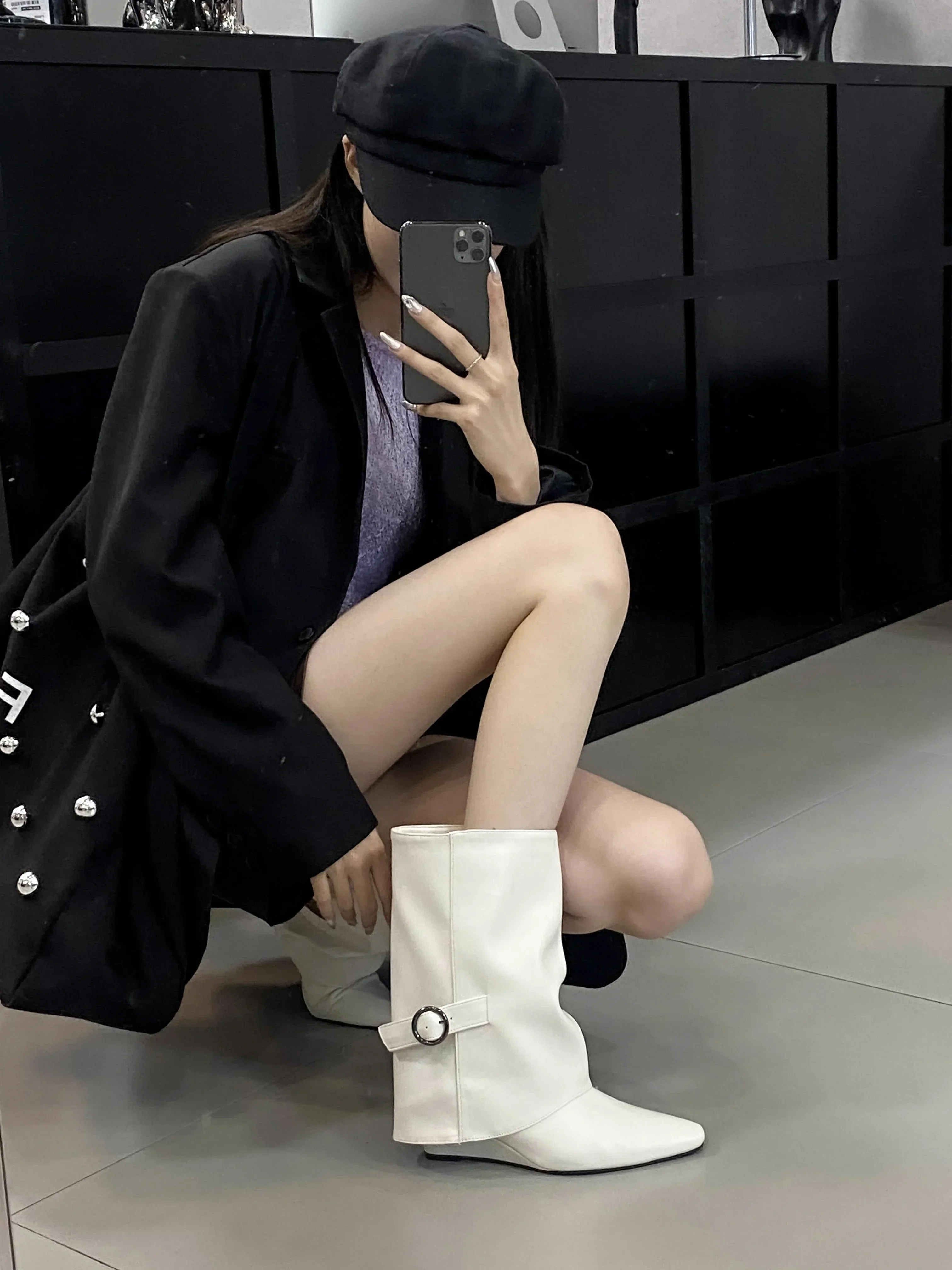 Белые темпераментные короткие сапоги на танкетке с острым носком нежные туфли до