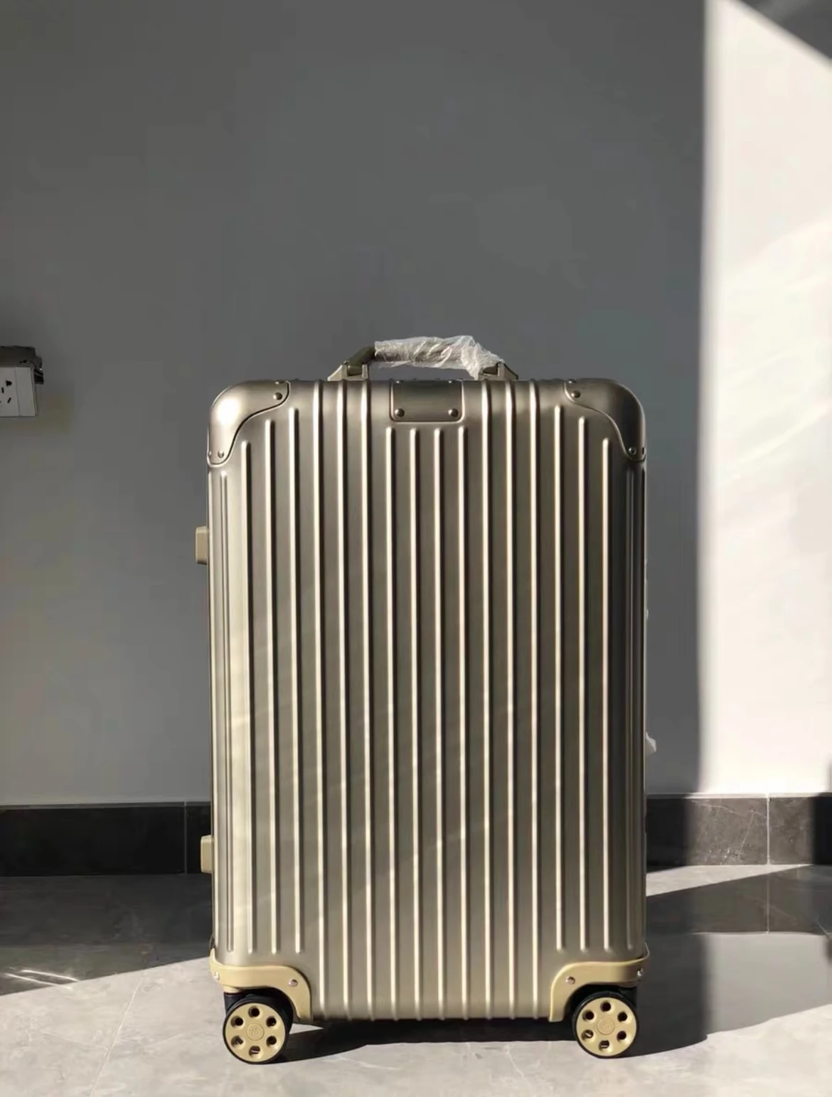 

Wheeled aluminum alloy essential boarding box for men and women's household travel, 33 inch large capacity luggage