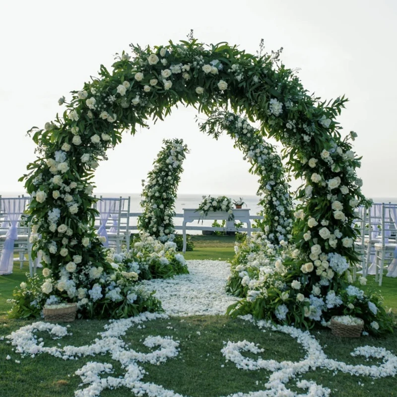 Зеленая белая роза листья эвкалипта растение цветочная композиция с рамкой арка